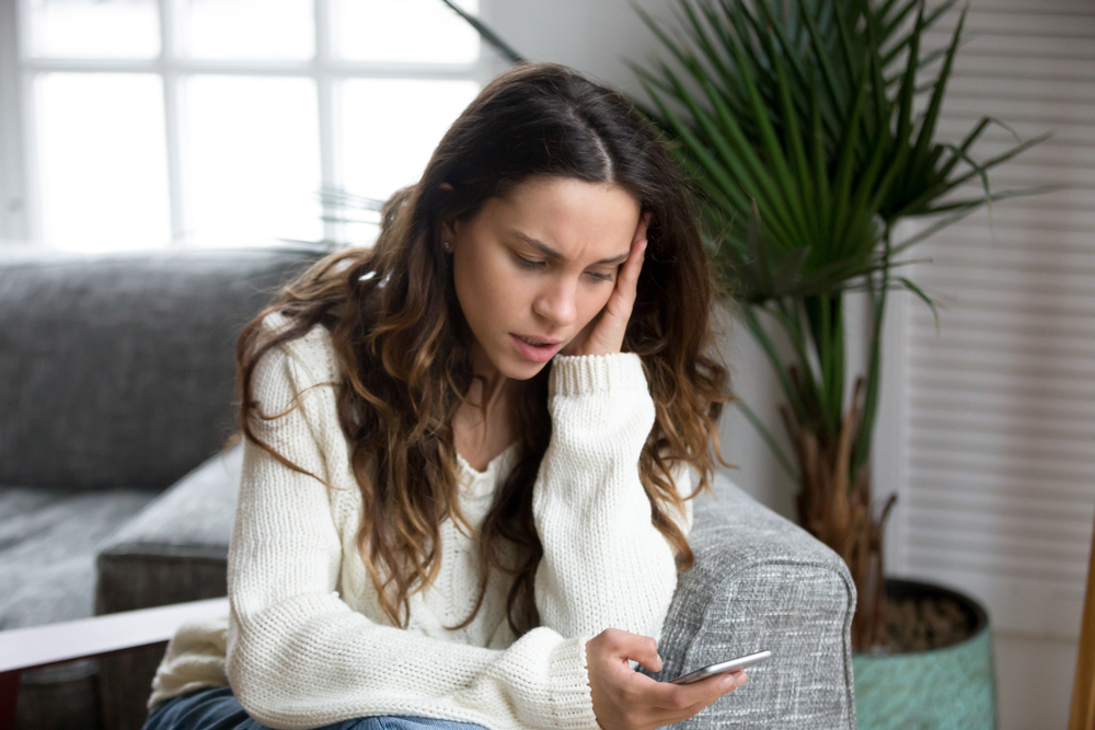 Las Mujeres Se Vuelven Locas Cuando Un Chico No Les Contesta A Sus Mensajes - Y Esta Es La Razón