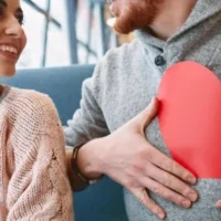 Hay una diferencia entre un chico que te desea y un hombre que invierte en ti
