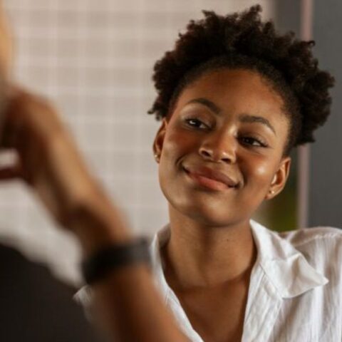 10 comportamientos poco atractivos que hacen que una mujer te rechace a los pocos segundos de conocerte