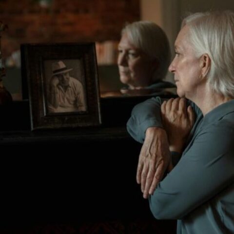 12 comportamientos sutiles que pueden indicar soledad en las mujeres a medida que envejecen