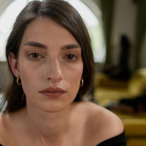 12 señales ocultas de que el alma de una mujer duele más de lo que parece