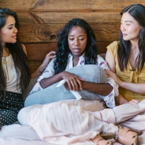 15 maneras de saber que tu amigo te cubre la espalda pase lo que pase