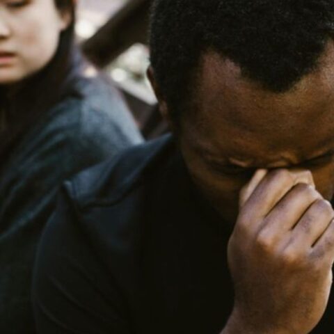 15 Señales silenciosas de que no es feliz en la relación (aunque no lo diga)