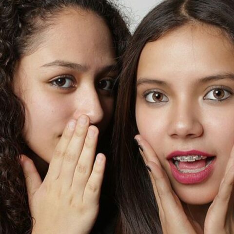 La psicología del cotilleo: 7 razones por las que nos encanta hablar de los demás