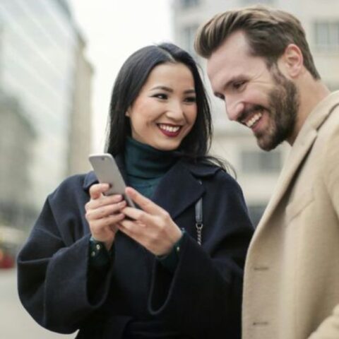 Si un hombre desea a una mujer en secreto, empezará a decir estas 10 cosas casualmente