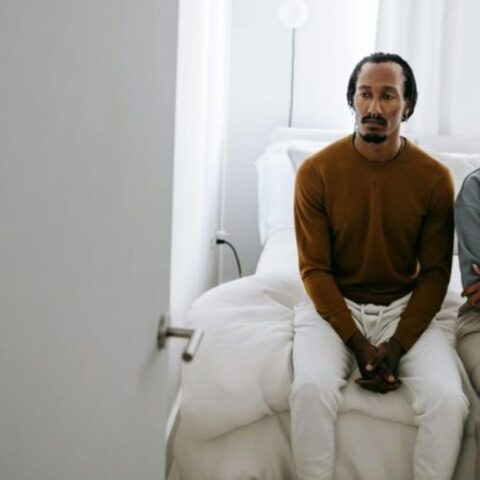 10 Errores Sutiles en las Relaciones que Convierten el Amor en Frío Resentimiento