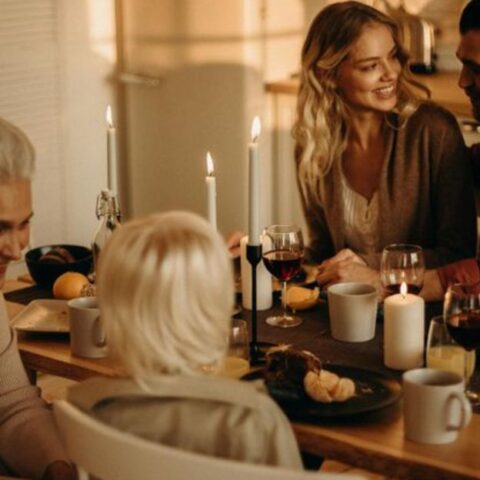 10 maneras inteligentes de poner a tu pareja en primer lugar, sin dejar de lado a tus padres