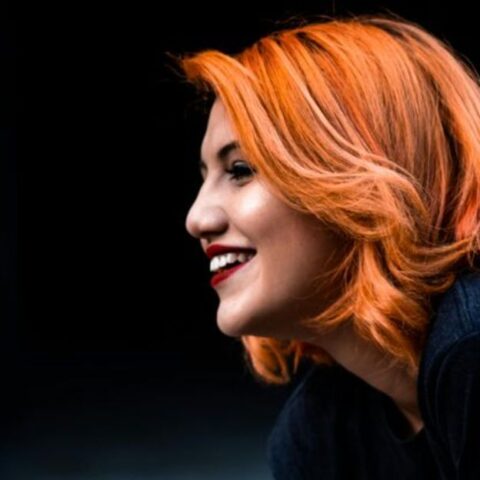 10 señales de que eres el tipo de mujer que los hombres admiran de lejos