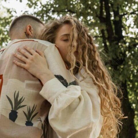 10 señales sutiles de que estás más implicada emocionalmente que él