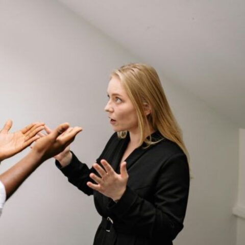 10 tácticas psicológicas que utilizan los narcisistas cuando les desafías