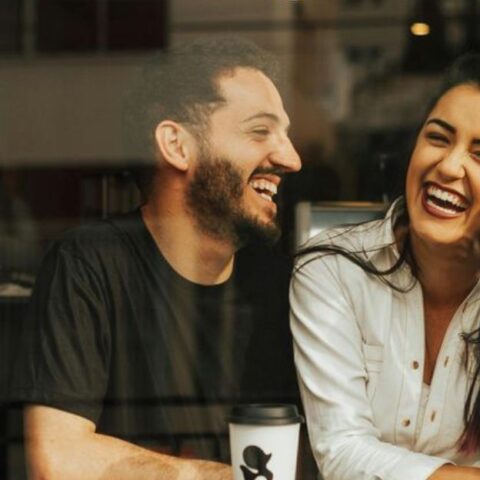 12 maneras de saber si alguien te ve como algo más que un amigo