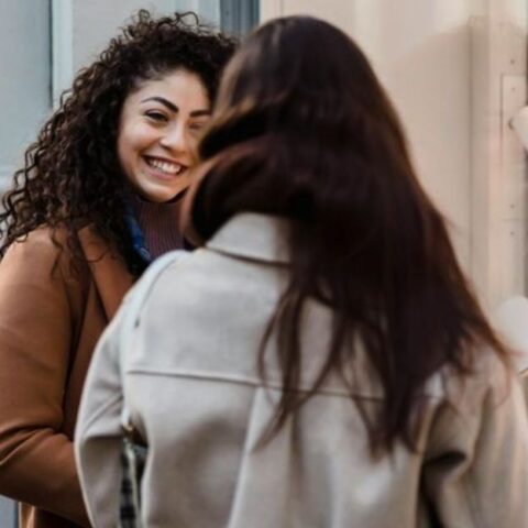 13 Señales de que alguien está fingiendo su amistad contigo