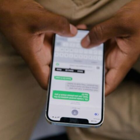 7 formas en que los narcisistas te manipulan a través de las redes sociales