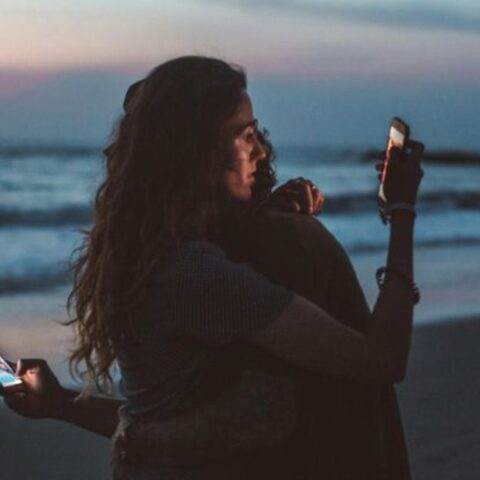 7 señales de que los celos de tu pareja están cruzando la línea