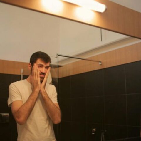 8 presiones tácitas a las que los hombres se enfrentan en secreto en sus relaciones