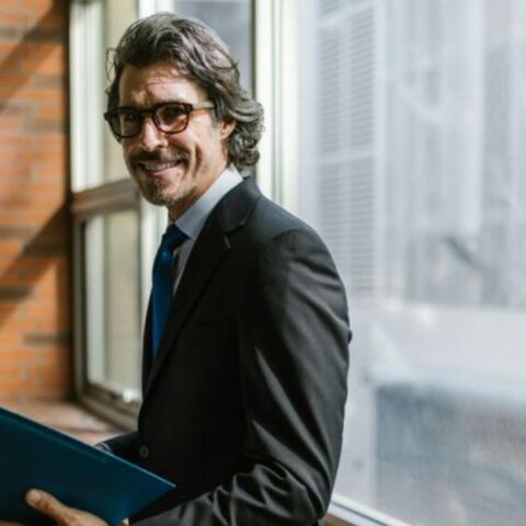 9 formas en que los cumplidos alimentan el ego de un narcisista (y agotan el tuyo)