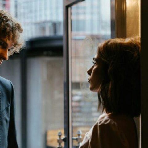 Cómo saber si un hombre se siente atraído por ti (13 pistas no verbales)