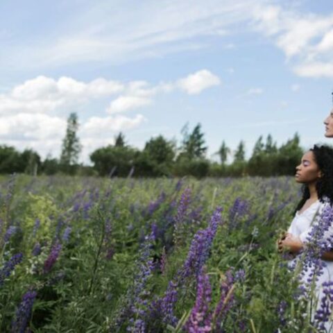 10 Cosas Sutiles que los Hombres Inseguros Dicen y Hacen y que Silenciosamente Dañan el Amor