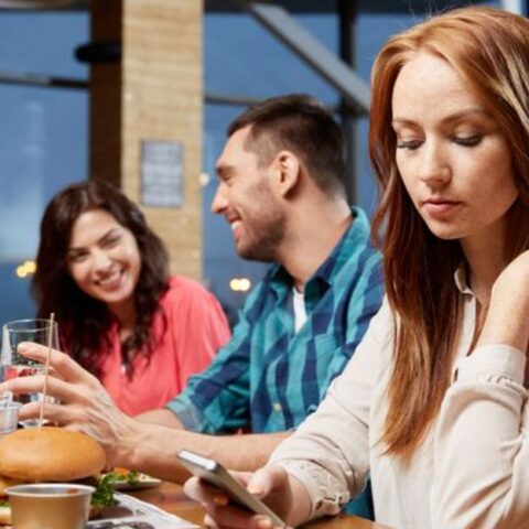 10 señales claras de que no le gustas a una persona (aunque lo pretenda)