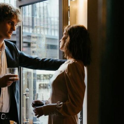 10 señales sutiles de que no está interesada (pero no lo dice en voz alta)