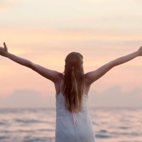 10 Señales Sutiles de que una Mujer Está Realmente Contenta con la Soltería