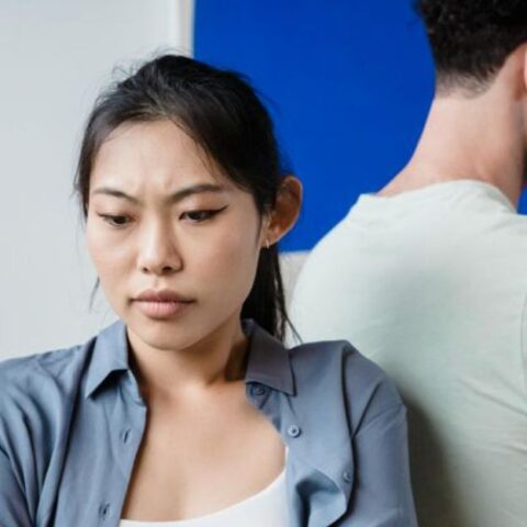 11 señales de que tu novia se aburre y se aleja