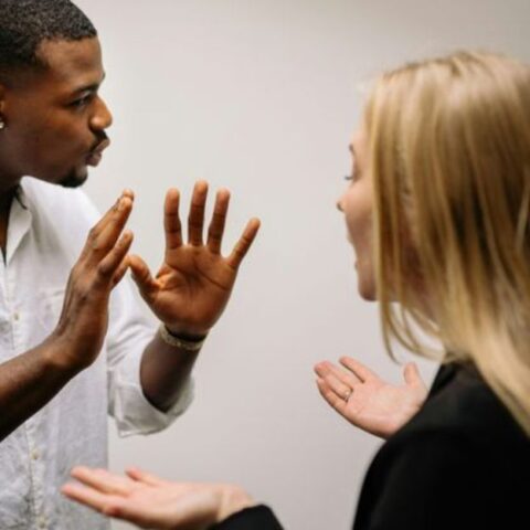 12 Frases que usan las personas manipuladoras para hacerte dudar de tus límites