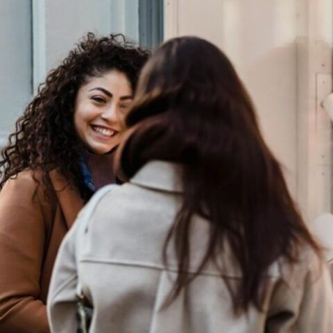 13 comportamientos sutiles que hacen que las mujeres parezcan fuertes y seguras al instante