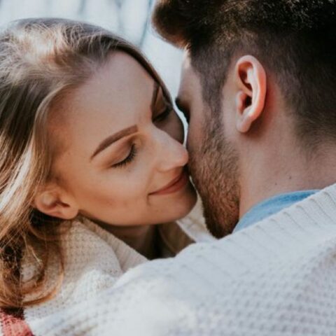 7 pequeños comportamientos que hacen que un hombre se sienta visto