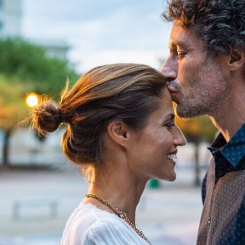 7 trucos psicol&oacute;gicos que hacen que las parejas se sientan m&aacute;s unidas sin decir una palabra