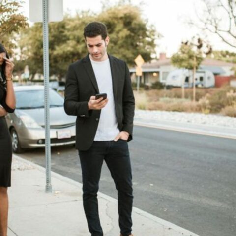 8 frases de bandera roja que usan los hombres cuando no respetan a las mujeres