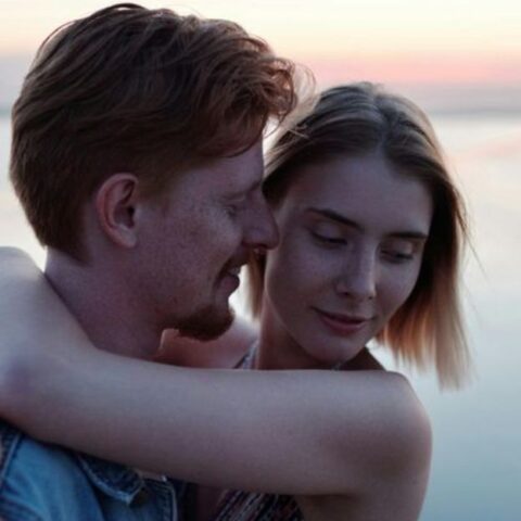 9 formas en que el amor emocionalmente maduro se siente como libertad, no como fuegos artificiales