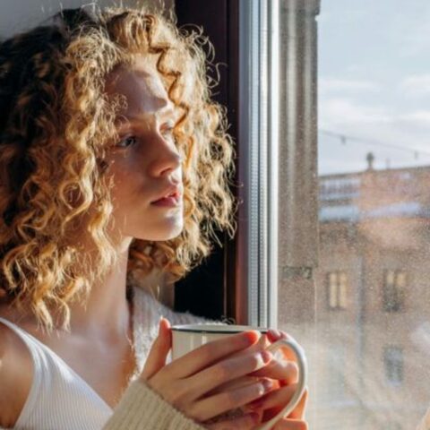 9 Rituales Tranquilos de una Mujer que Nunca Deja que la Vida la Rompa