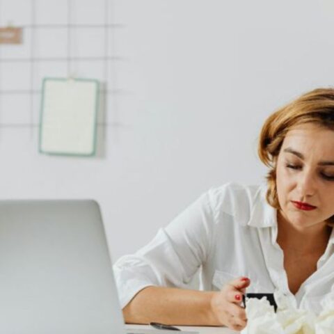 Los psicólogos revelan 11 hábitos comunes que te hacen sentir miserable en secreto