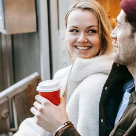 Si te desea, te dirá casualmente estas 13 cosas sutiles