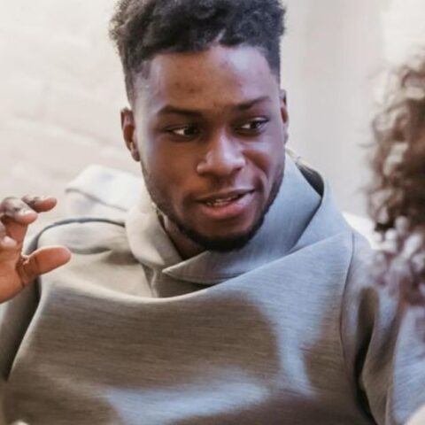 Si tu pareja hace estas 10 cosas mientras habláis, no te respeta