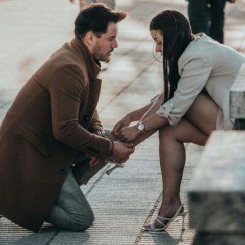 Si un hombre hace estas 10 cosas en público, es un auténtico caballero