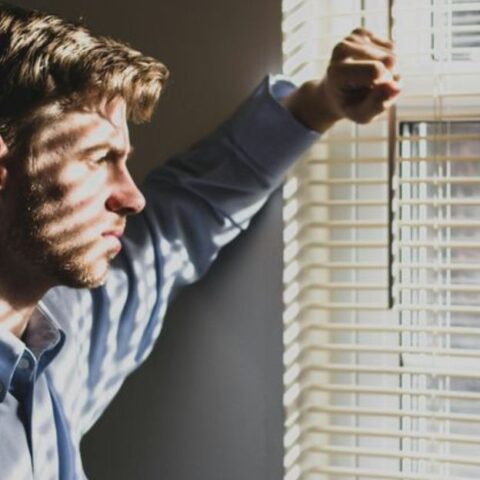 10 comportamientos de los hombres que lamentan haberte perdido