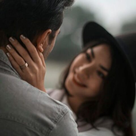 11 Señales de que un Hombre Está Profundamente Enamorado de Verdad