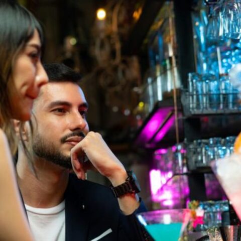 11 señales de que un hombre no está distante emocionalmente: sólo es egoísta