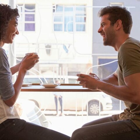 12 comportamientos que los narcisistas copian para pasar desapercibidos y ganarse tu confianza