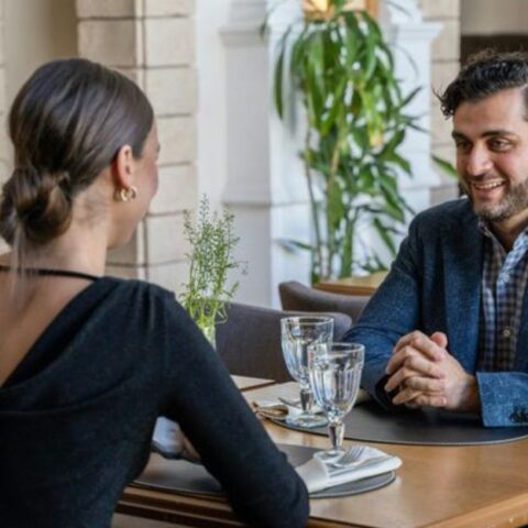 12 cosas en las que se fijan las mujeres en la primera cita, incluso antes de que el hombre hable