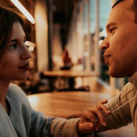 12 Formas Sutiles de Hacerle Saber a Alguien que Te Atrae