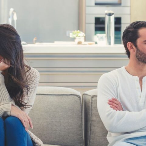 12 trucos mentales que utilizan los narcisistas para reescribir la realidad