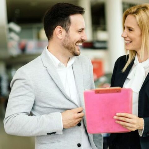 8 Señales de que le gustas pero quiere que tú des el primer paso