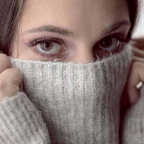 9 pequeñas cosas que hace la gente cuando se siente insegura en secreto