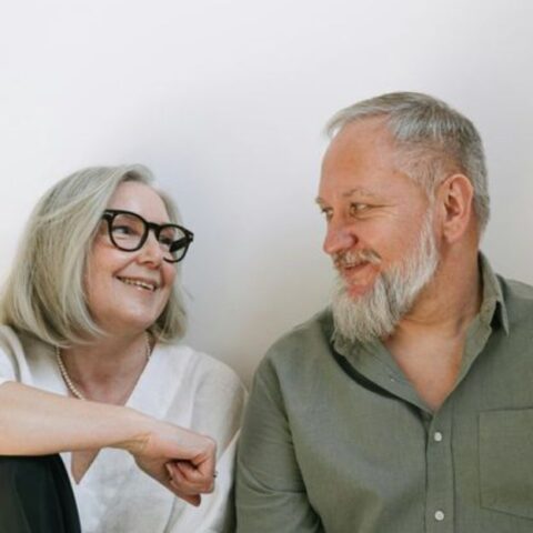 Estas 11 explicaciones sinceras revelan por qu&eacute; a los hombres de 40 a&ntilde;os les cuesta confiar en las mujeres en las citas modernas