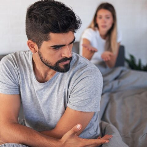 Las mujeres dicen que estos 7 comportamientos eran señales de advertencia de que él volvería a engañar