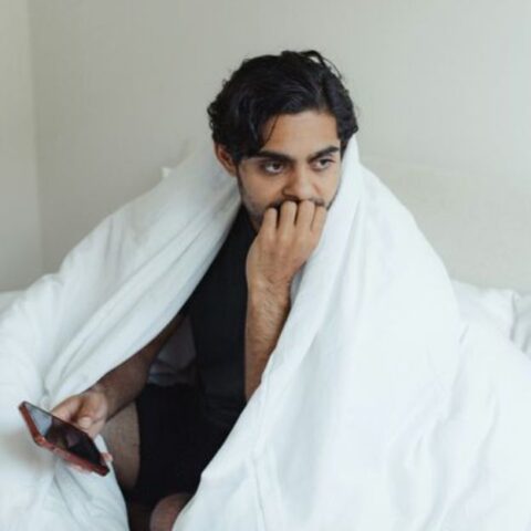 Los hombres que no han superado lo de su ex siguen teniendo estos 12 comportamientos