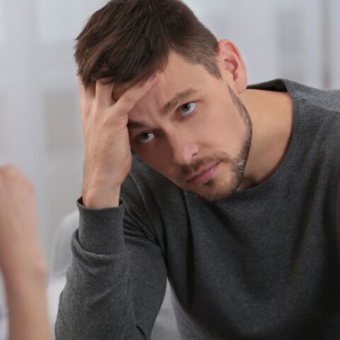 13 rasgos que la gente confunde con confianza, pero que en realidad son narcisismo